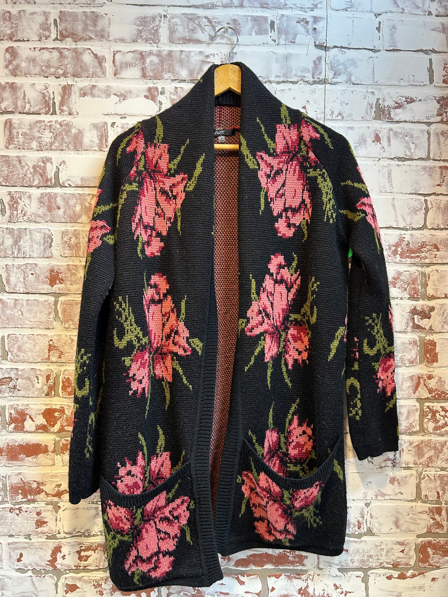 Medium - avec black / pink floral cardigan