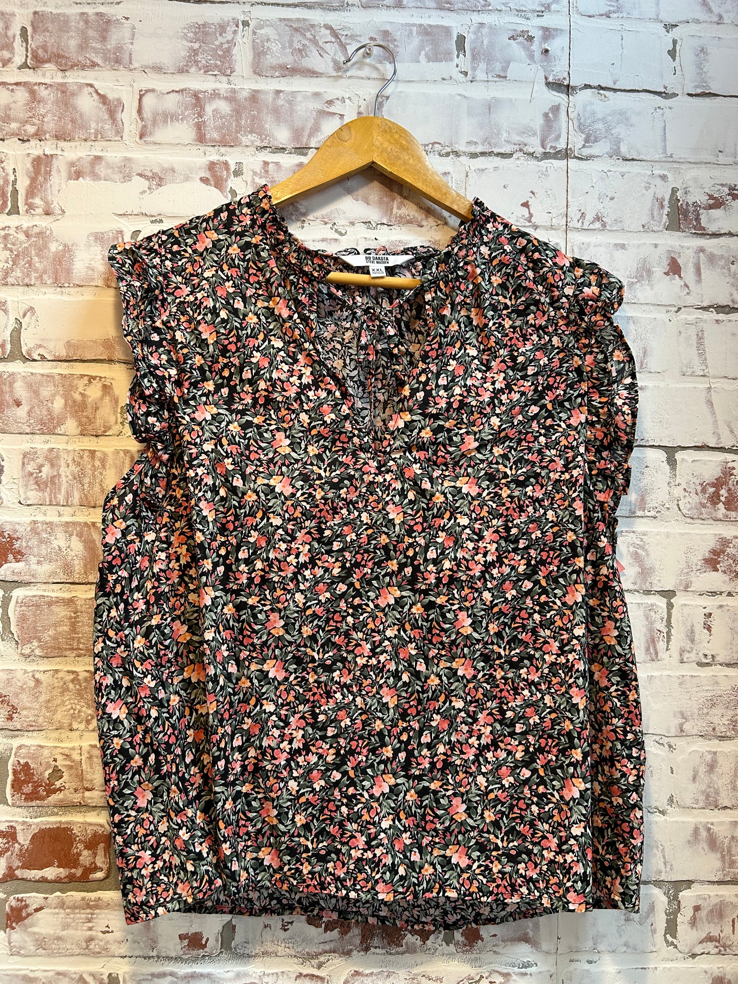 XXL - Steve Madden floral short sleeve top